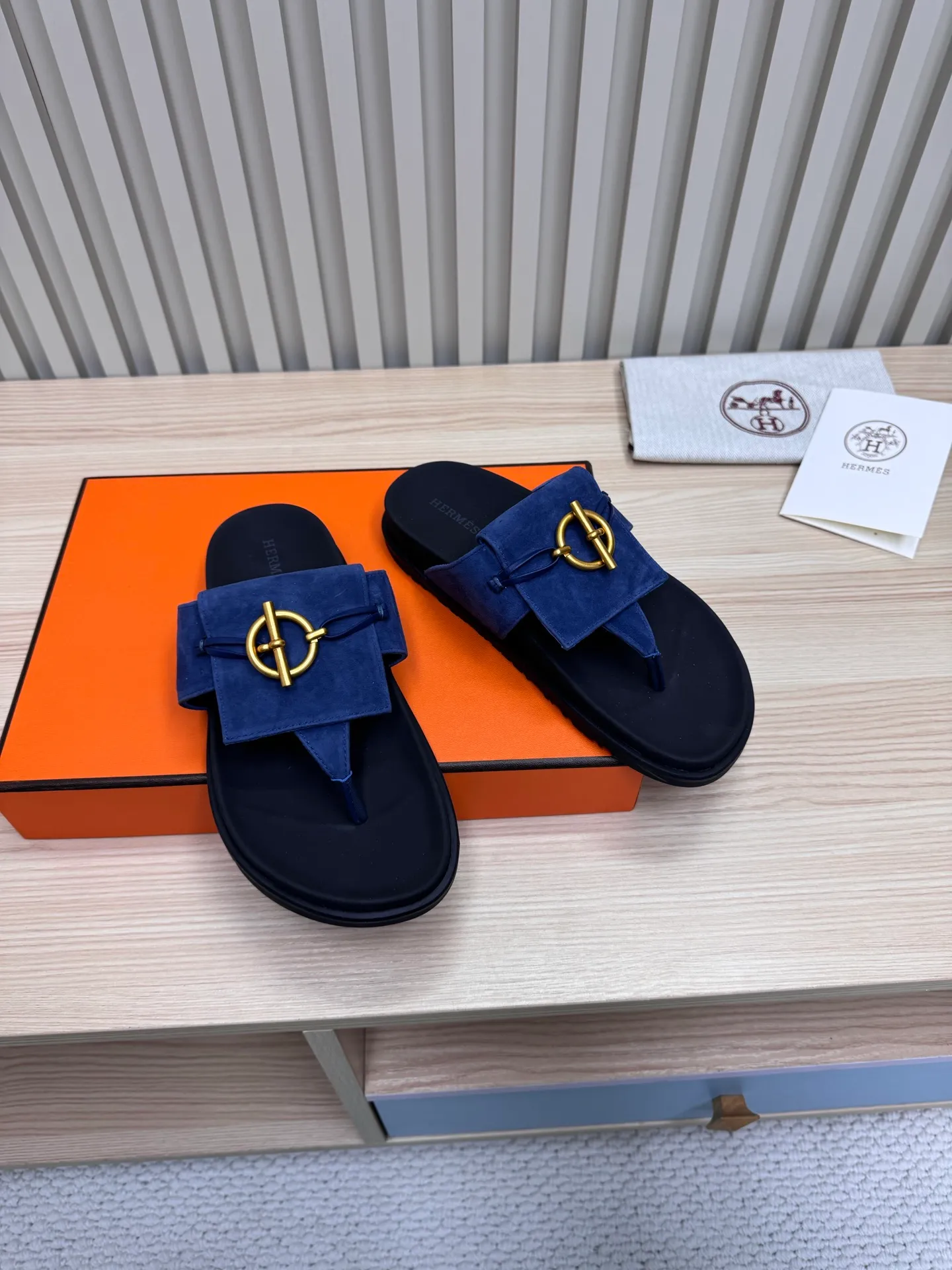 👟👟Ex-factory price 502👟👟Hermes🐎The extremely popular couple’s slippers/the latest hardware buckle sandals and slippers, paired with various colorful socks, so trendy!  ———————— Upper: imported cowhide/sheep leather/cloth/palmprint leather lining: imported cowhide/sheepskin outsole: Tpu non-slip and wear-resistant outsole Female size: 35-42 (40.41.42 non-returnable and non-exchangeable) Male code: 39-45 (45 non-returnable and non-exchangeable)